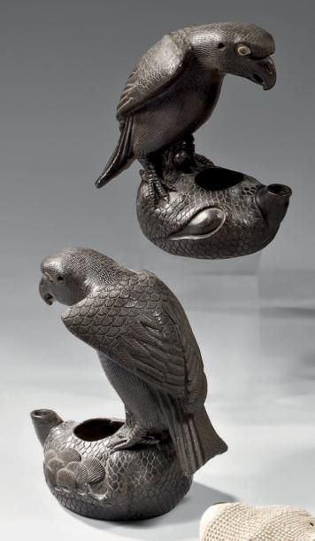 CHINE - XIXème siècle Paire d'oiseaux de proies posés sur des souches de pin, formant...
