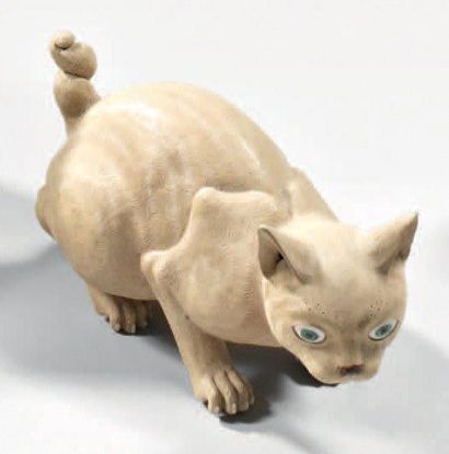 JAPON - Epoque MEIJI (1868 - 1912) Statuette de chat tapis en porcelaine émaillée...