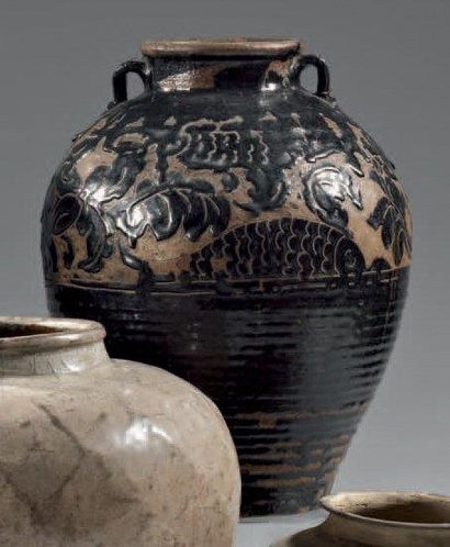CHINE - Epoque MING (1368 - 1644) Jarre de forme balustre en grès émaillé brun noir...