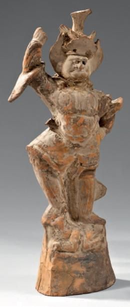 CHINE - Epoque TANG (618 - 907) Statuette de lokapala debout le bras droite levé...