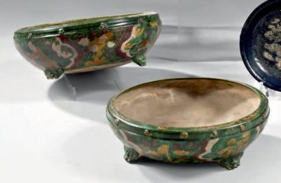 CHINE - EPOQUE KANGXI (1662 - 1722) Paire de petites vasques tripodes en grès émaillé...