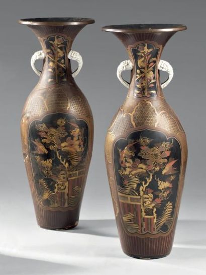 JAPON - Epoque MEIJI (1868 - 1912) Deux vases formant paire de forme balustre en...