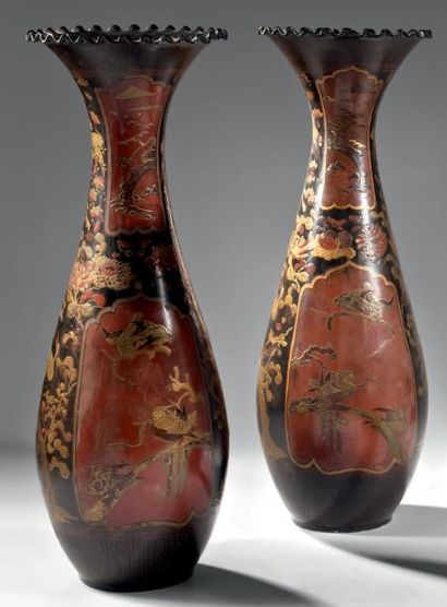 JAPON - Epoque MEIJI (1868 - 1912) Paire de vases à panse basse et collerette lobée...