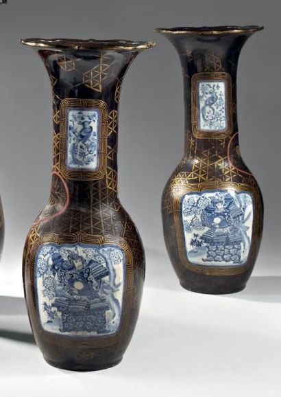 JAPON - Epoque MEIJI (1868 - 1912) Paire de vases à panse basse en porcelaine laquée...