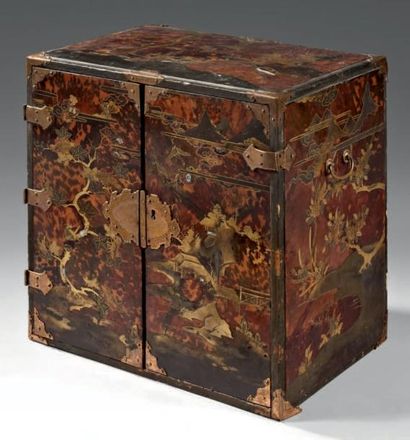 JAPON - Epoque EDO (1603 - 1868) Petit cabinet ouvrant à deux portes et sept tiroirs...