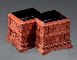 CHINE - XVIIIème siècle Bas de boite en forme de double carré en laque rouge à décor...