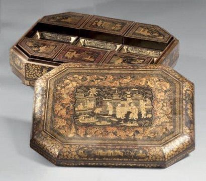 CHINE - XIXème siècle Coffret à jeux en laque noir et or à décor de personnages dans...