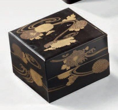 JAPON - Epoque MEIJI (1868 - 1912) Boite à deux compartiments en laque noir décoré...