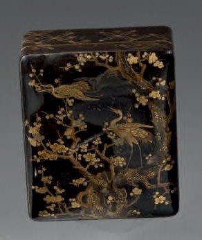 JAPON - Epoque MEIJI (1868 - 1912) Boite rectangulaire en laque noir décoré en hira...