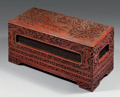 CHINE - XIXème siècle Coffret de forme rectangulaire en laque rouge à décor sculpté...