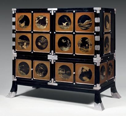 JAPON - Epoque MEIJI (1868 - 1912) Cabinet en laque noir, décoré en hira maki-e de...