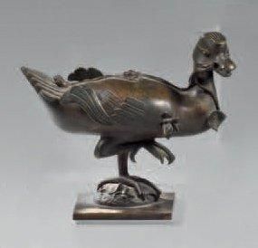 CHINE - XVIIème siècle Canard posé en bronze à patine brune, la tête tournée vers...