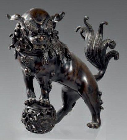 CHINE - XIXème siècle Statuette de chimère dressée, en bronze à patine brune, les...