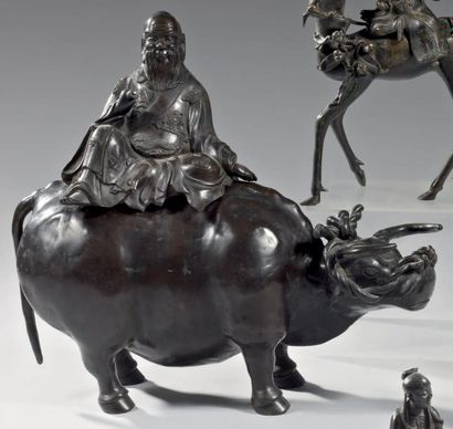 CHINE - XIXème siècle Groupe en bronze à patine brune, Laozi assis sur le dos d'un...