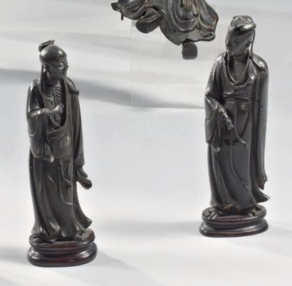 CHINE - Epoque MING (1368 - 1644) Deux statuettes d'immortels debout en bronze à...