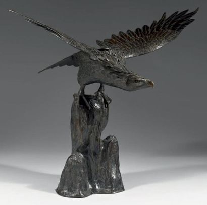 JAPON - Epoque MEIJI (1868 - 1912) Groupe en bronze à patine brune oiseau de proie,...