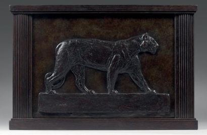 JOUVE Paul (1880 - 1973) Bas-relief «Lionne marchant». Epreuve en bronze à patine...