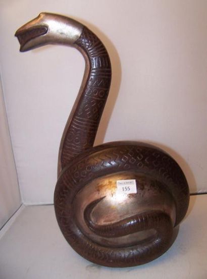 ANONYME «Serpent lové sur une boule». Sculpture en bois patiné de feuilles d'argent....