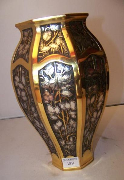 CHRISTOFLE Vase de forme ovoïde allongée. Épreuve en bronze à patine dorée, fonte...