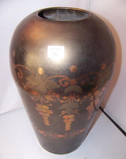 EVOLUTION (attribué à) Vase ovoïde en métal. Décor de grappes de raisin, patiné or...