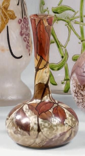 LEGRAS Vase soliflore à base ovoïde. Epreuve de tirage industriel réalisée en verre...