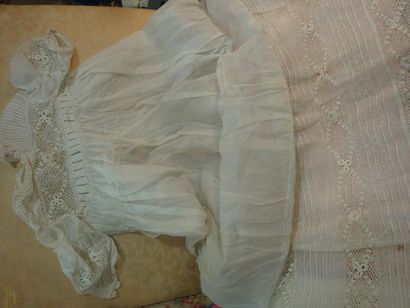 null Robe de baptême, vers 1910 Linon plissé, entre-deux de dentelle de coton au...