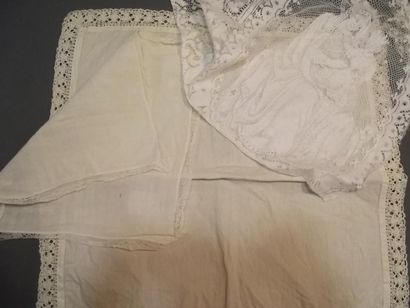 null Deux linges de calice en lin brodé ou bordé de fine dentelle, fin XVIIIe siècle...