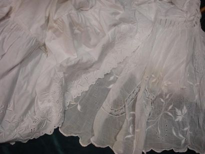 null Deux beaux jupons de mariée, Provence, XIXe siècle Percale et fine batiste de...