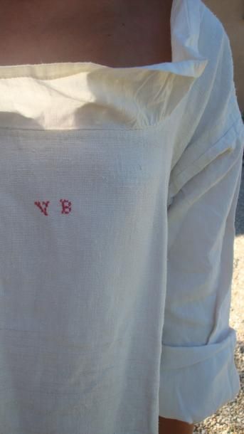 null Deux chemises de femme dites camiso a listo, Provence, début XIXe siècle Chanvre...