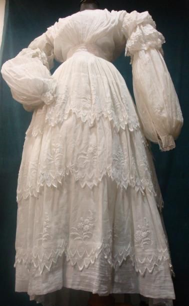 null Belle robe d'été en mousseline blanche brodée, vers 1830-1835 Mousseline blanche...