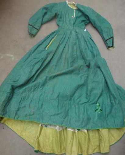 null Deux robe de jour provinciales, vers 1860-1870 Façonné soie et coton vert changeant;...