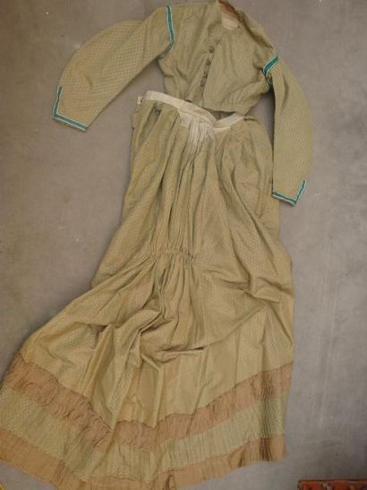 null Deux robe de jour provinciales, vers 1860-1870 Façonné soie et coton vert changeant;...