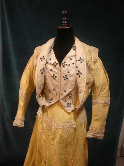 null Robe-tailleur de promenade attribué à DOUCET, vers 1900 Toile de coton jaune...