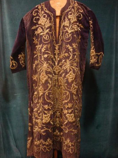 null Caftan de mariage, Turquie ottomane, XIXe siècle Velours de soie violet brodé...