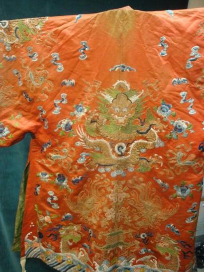 null «Robe dragon» informelle, Chine, XIXe siècle Satin de soie mandarine brodé au...