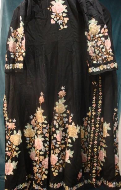 null Manteau Caftan brodé main, Inde pour le marché occidental, XXe siècle Laine...