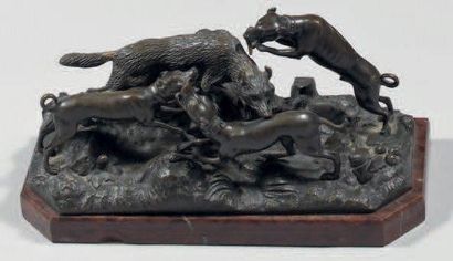 Ecole Moderne Trois chiens attaquant un loup Épreuve en bronze patiné Hauteur: 14...