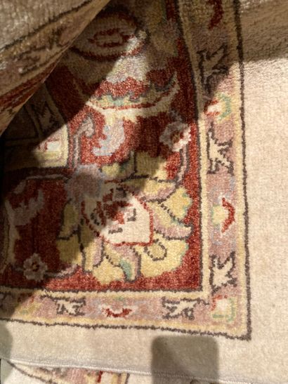 null Large wool carpet with flowers on a beige background, approx. 2m40 x 1m60
