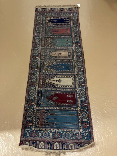 null Gallery carpet decorated with eight Mihrabs
245 x 82 cm