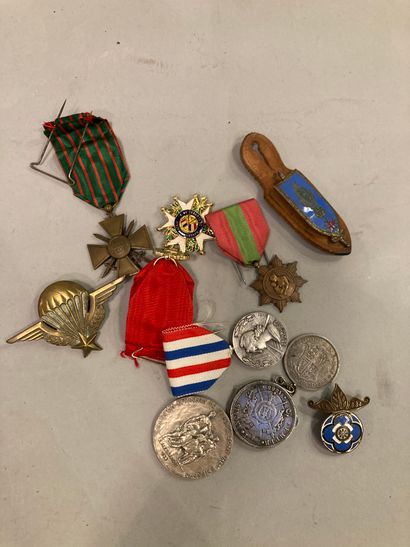 null Lot of 4 Military medals and 2 modern and miscellaneous badges
Includes a set...