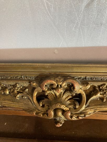 null A Louis XV style wood and gilded stucco frame
65 x 86 x 9 cm
(Accidents)
(sold...