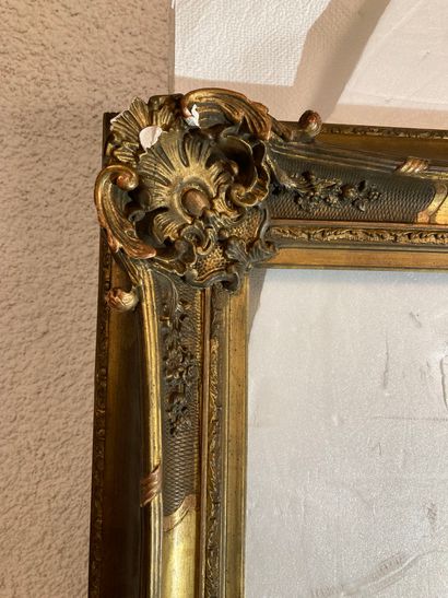 null A Louis XV style wood and gilded stucco frame
65 x 86 x 9 cm
(Accidents)
(sold...