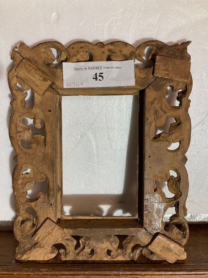 null A carved and gilded wood frame with openwork scrolls and acanthus decoration
Italy,...
