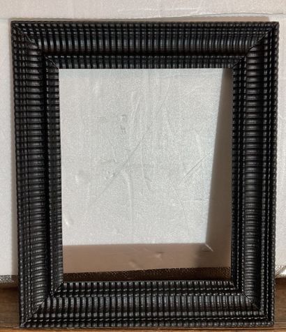 null A black-tinted guilloche wood frame, XIX-XXth century
23 x 28.5 x 6 cm
(sold...