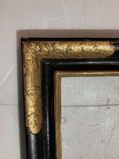 null Moulded, gilded and blackened limewood frame, Provence, Louis XIV period
25.5...
