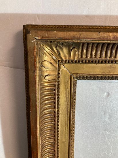 null A gilded wood and paste frame, 19th century
30.5 x 35 x 11 cm
(sold as is)