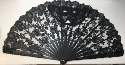 null Fan, the leaf in applied bobbin lace. A wolf mask adorns the upper part of the...