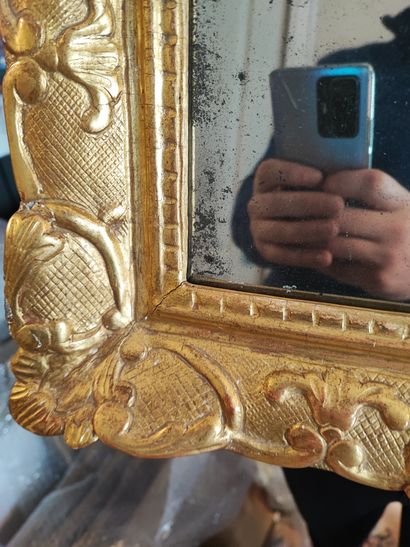 null Gilded wood pediment mirror decorated with shells and lambrequins. Height: 56...