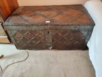null Trunk with lattice decoration in sheet metal. Damage. Size: 40 x 85 x 47 cm.
Wooden...