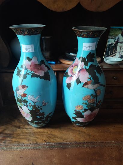 null Pair of enameled vases, blue background. Height: 37 cm. A few accidents (in...